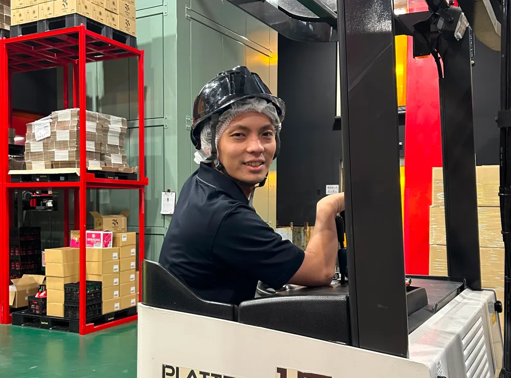 機械を操作する若い男性