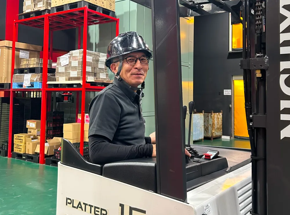 機械を操作するベテランの男性