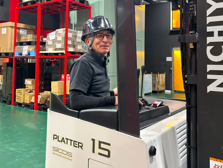 機械を動かす男性